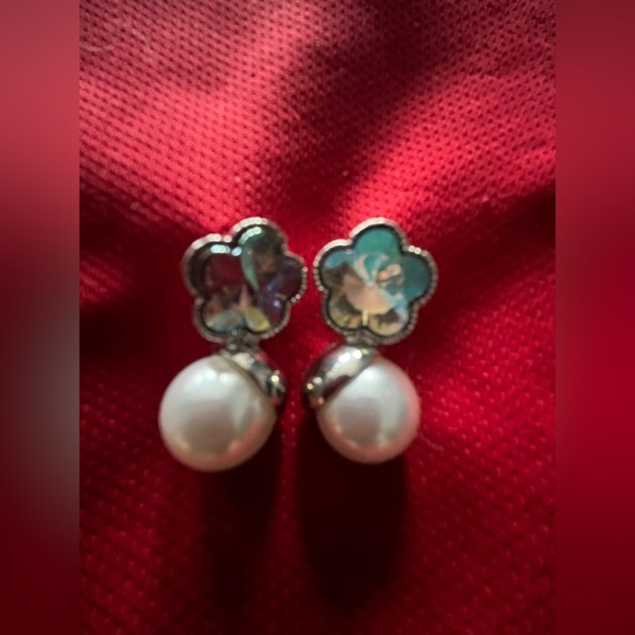 Iridescent Crystal & Simulated Pearl Silver Tone Dainty Pierced Earrings NWT - Picture 3 of 4